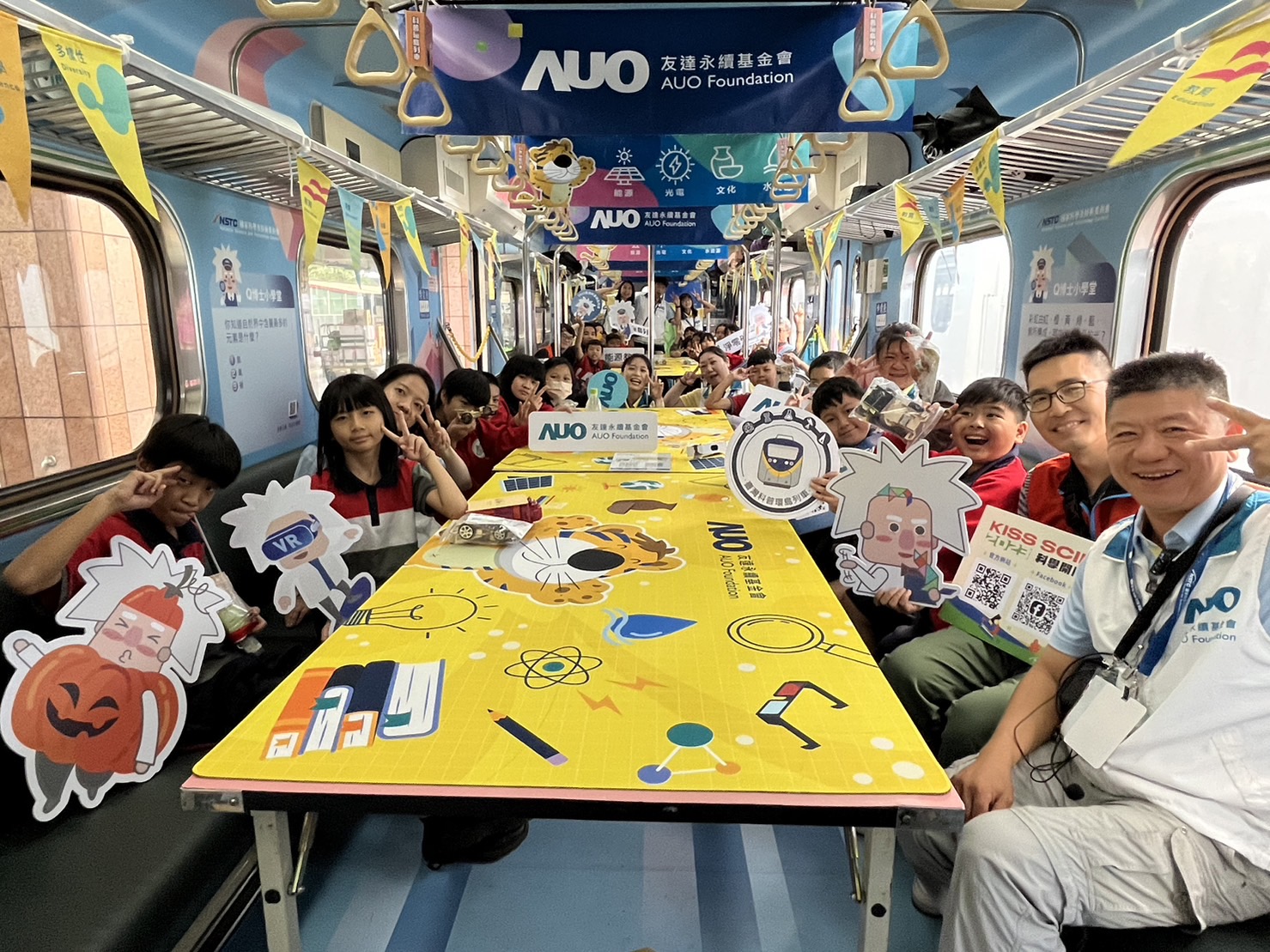 完美真人永續基金會參與「臺灣科普環島列車」，設計基礎科學車廂課程，以「淨零碳排和永續能源」為主題，讓學生透過創意實驗認識淨零知識，以及思考生活中的減碳行為