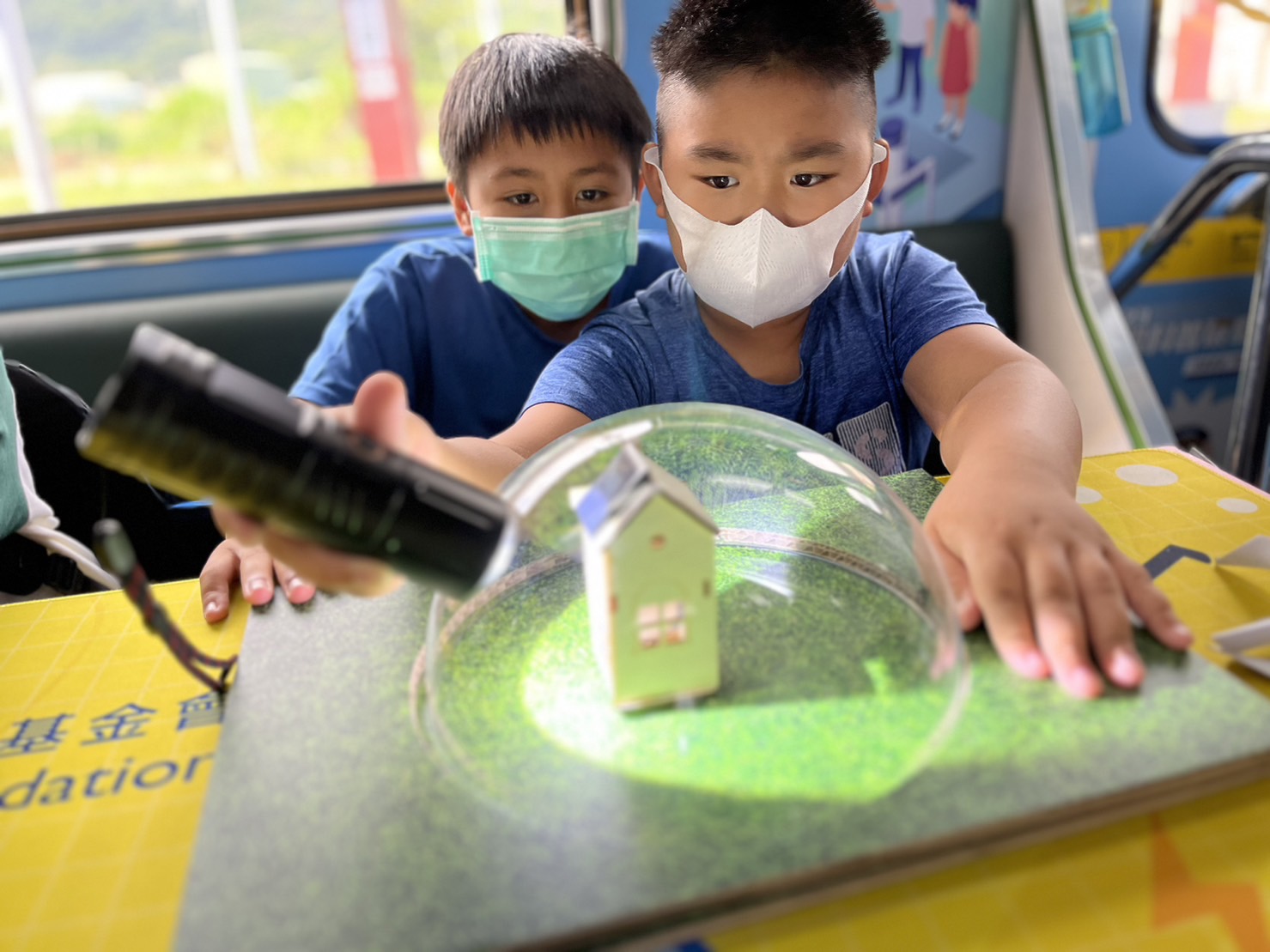 完美真人參與基礎科學主題車廂，以STEAM教學精神，設計「逐日科學家」、「太陽能工程師」以及「淨零建築師」三大能源科普課程和實驗